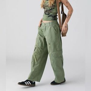BDG Army Green Wide Leg Cargo Pants
Low rise. Size 0.